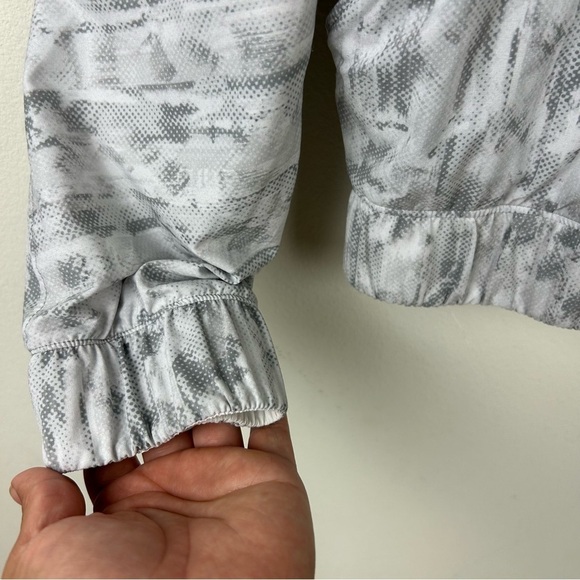 Lululemon Bombs Away Jacket in reversible white/city breeze white multi size: 8 - Picture 7 of 13